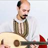 نمونه 13: حسین بهروزی نیا در حال نواختن عود ایرانی موسوم به بربط